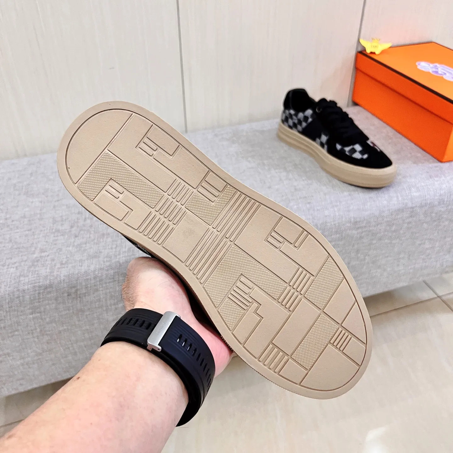 🚘🚘Factory batch 400💰[LV]🔥Louis Vuitton, high-end men's shoes brand, official website 1:1 latest masterpiece: the upper is made of first-layer cowhide imported from Italy with a comfortable and breathable lining➕original non-slip and wear-resistant outsole🔥, making walking more convenient and comfortable! An exclusive new model, a stunning work, a beautiful 1:1 replica [color] compared to the official quality! Create a fashionable personality to set off your uniqueness! A must-have for trendy men! Classic🔥Size: 38-44 Color: 🔥 2⃣️colors available🔥